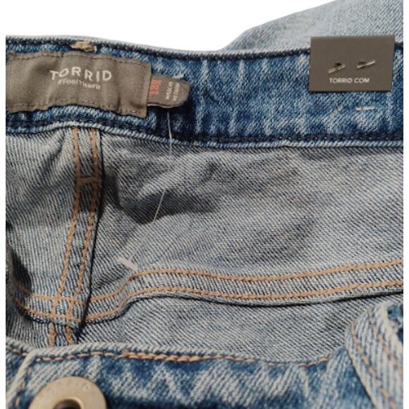 NWT TORRID 5 BUTTON LIGHT WASH DESTROYED HIGH RISE JEANS PLUS SIZE 18R - Picture 5 of 6